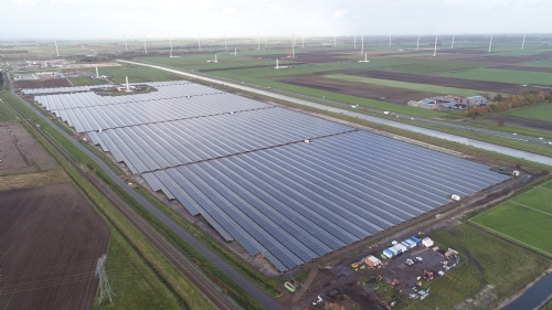 Grootschalige zonne-installaties op dak en grond